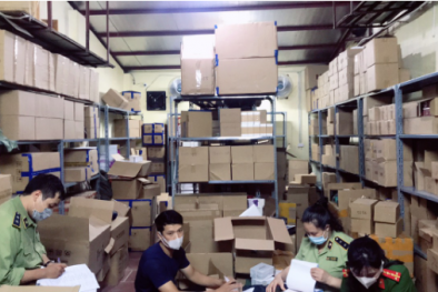Phát hiện kho hàng thu giữ 11.821 sản phẩm nước hoa, nước tẩy trang giả mạo nhãn hiệu