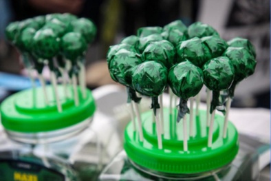 Tinh vi thủ đoạn bán cần sa 'núp bóng' bánh kẹo để lôi kéo học sinh, sinh viên