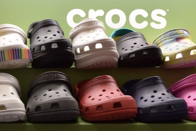 Crocs kiện Walmart, Hobby Lobby và những đơn vị khác với cáo buộc sao chép  mẫu dép phổ biến của hãng - MVietQ