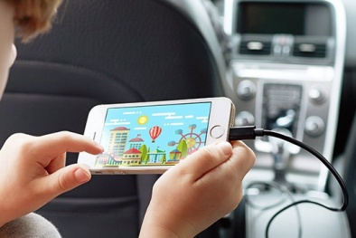 Chuyên gia cảnh báo lý do tại sao vừa dùng điện thoại vừa sạc pin dễ phát nổ