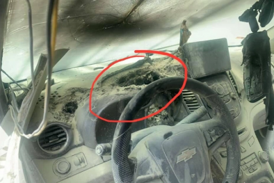 Chiếc Chevrolet Orlando đỗ dưới trời nắng phát nổ nghi do chủ xe để quên cục sạc pin dự phòng