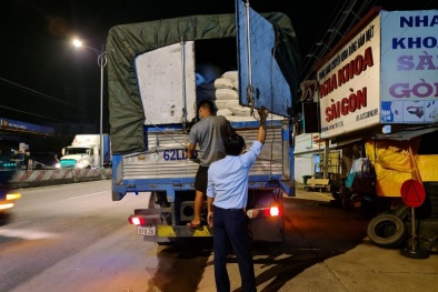 Thu giữ 20 tấn hạt nhựa vi phạm nhãn mác vận chuyển trên xe 'luồng xanh'