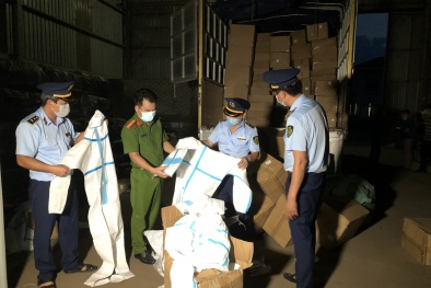 Ngăn chặn hơn 8.000 bộ quần áo bảo hộ không rõ nguồn gốc chuẩn bị mang đi tiêu thụ