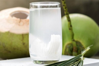 Chưa có bằng chứng cho thấy nước dừa, đường phèn và gừng giúp người mắc Covid-19 hồi phục nhanh