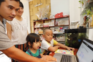 Phụ huynh ‘lao đao’ sắm phương tiện cho học sinh học trực tuyến