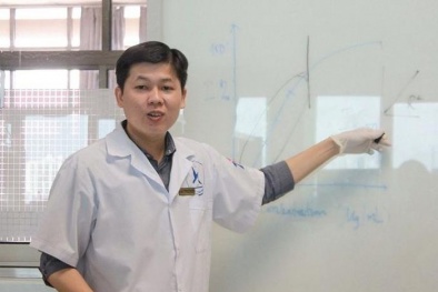 Tiến sĩ trẻ làm khẩu trang tự phân hủy từ vỏ tôm, bã mía