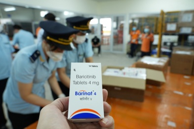 Bắt giữ hơn 60.000 viên thuốc điều trị Covid-19 nhập lậu 'đội lốt' thực phẩm biếu tặng