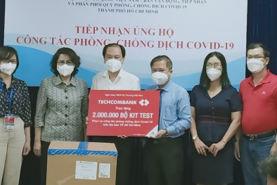 Techcombank trao tặng 2 triệu bộ kit test Covid-19 hỗ trợ phòng chống dịch trên địa bàn TP.HCM