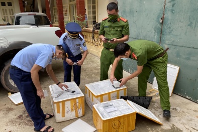 Thu giữ nhiều linh kiện điện thoại, vải thổ cẩm không rõ nguồn gốc