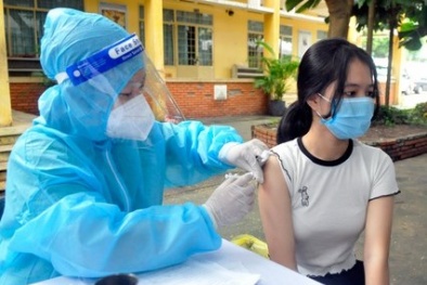 Học sinh tại nhiều tỉnh thành được tiêm vaccine phòng COVID-19