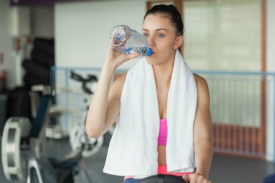 Bổ sung nước khi tập thể dục sai cách có thể gây hại sức khỏe