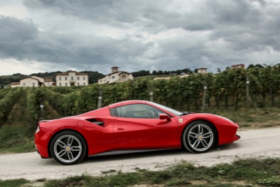 Siêu xe của Ferrari bị triệu hồi do lỗi dầu phanh
