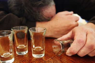 Uống rượu bia tạo ra nhiều nguy cơ đối với sức khỏe con người