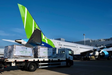 Bamboo Airways vận chuyển miễn phí gần 6 tấn hàng hóa y tế cứu trợ thẳng từ Pháp về Việt Nam