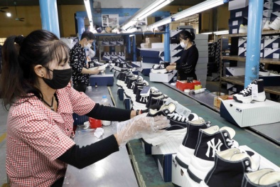 Vượt qua Trung Quốc, Việt Nam trở thành nước sản xuất giày vải lớn nhất thế giới