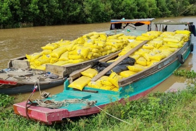 Bắt giữ 2 chiếc ghe chở 50 tấn chất thải nguy hại trên sông