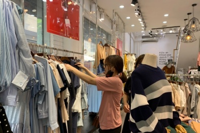 Khách 'thắt chặt hầu bao', thị trường thời trang mùa đông ảm đạm