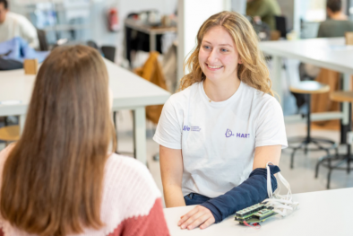 Thiết bị đeo cho phép giao tiếp các loại ngôn ngữ thông qua những rung động