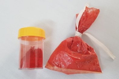 Mua bột sốt vang ngoài chợ để nấu thịt bò có chứa hóa chất nhuộm tóc khiến 2 người ngộ độc