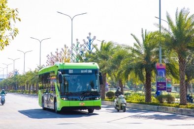 Hoạt động phi lợi nhuận, xe buýt điện của VinFast vận chuyển hành khách công cộng ở Hà Nội