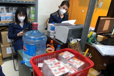 Thu giữ nhiều sản phẩm bảo vệ sức khỏe nghi hàng giả, hàng nhái tại chợ thuốc lớn nhất Thủ đô