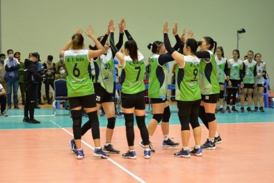 Đội bóng chuyền nữ Bamboo Airways Vĩnh Phúc nhận thưởng 2 tỷ đồng từ ông Trịnh Văn Quyết