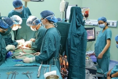 Tránh tuyệt đối để trẻ ngồi phía trước vô lăng ô tô vì nguy cơ vỡ tim nếu va chạm