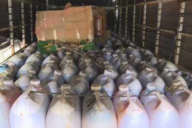 An Giang: Phát hiện 03 xe tải vận chuyển lượng lớn dầu ăn không rõ nguồn gốc