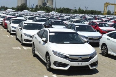 Ô tô nhập khẩu ồ ạt vào thị trường Việt Nam dịp cuối năm