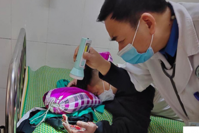 Điện thoại đang sạc bất ngờ phát nổ trên tay bé trai 