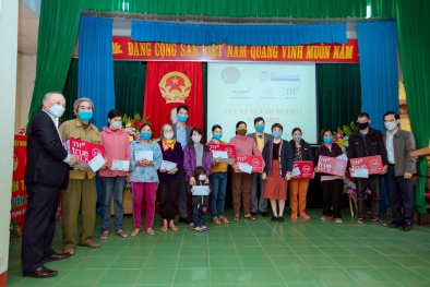 Tạp chí Pháp luật và Kinh tế châu Âu phối hợp Quỹ Vì Tầm Vóc Việt trao 200 suất quà cho hộ nghèo tại huyện Tân Kỳ