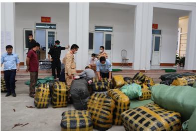 Thu giữ hơn 1.000 sản phẩm quần áo không rõ nguồn gốc