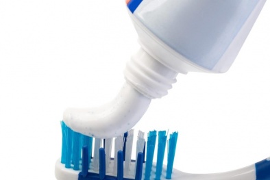 Cảnh báo chất triclosan trong kem đánh răng và đồ chơi gây hại cho đường ruột