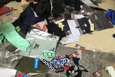 Kinh doanh hàng loạt sản phẩm thời trang giả mạo nhãn hiệu