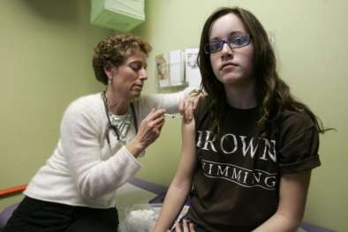 Tiêm vaccine ngừa HPV không liên quan tới tình trạng vô sinh như lời đồn