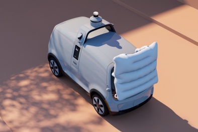 Xe chở hàng tự động gắn túi khí ngoài để bảo vệ người đi bộ