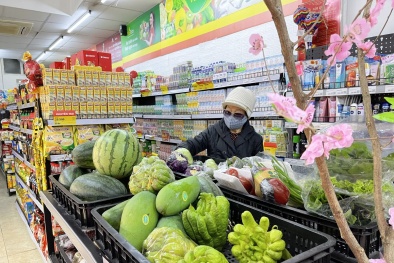 Ngày 29 Tết, thực phẩm siêu thị giảm 50% giá bán, chợ dân sinh vẫn cao ngất ngưởng