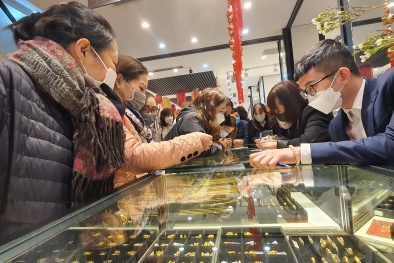 Chùm ảnh: Khách hàng chen lấn mua vàng ngày Vía Thần Tài