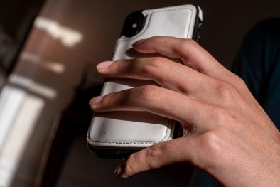 Cảnh báo tác hại không ngờ nếu cầm điện thoại smartphone sai cách