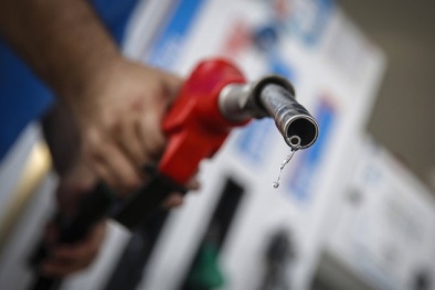 Giá xăng vượt mốc lịch sử, tài xế cần làm gì để lái xe tiết kiệm nhiên liệu 