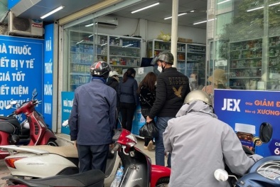 Hà Nội: Người dân xếp 'lốt' chờ mua kit test nhanh Covid -19