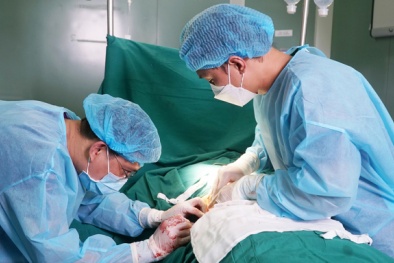 Tự tiêm chất tan mỡ giá 70 triệu vào bụng, một phụ nữ bị thủng 15 lỗ 