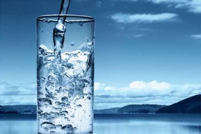 Phát triển loại hydrogel mặn có thể hút hàng lít nước uống mỗi ngày ra khỏi không khí loãng