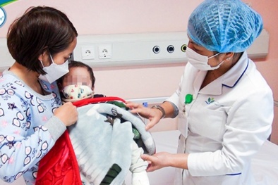 Trẻ bị bỏng nặng trong lúc sử dụng máy xông mũi họng phòng COVID-19 