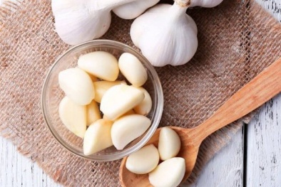 Ngừa COVID-19 bằng tỏi tươi, nhiều người mắc sai lầm gây ra tác hại khủng khiếp
