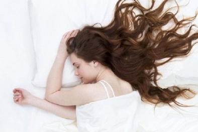Tác hại khi xõa tóc đi ngủ