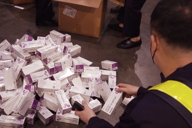 Tạm giữ 61.900 khẩu trang y tế và 400 kit test nghi vấn nhập lậu