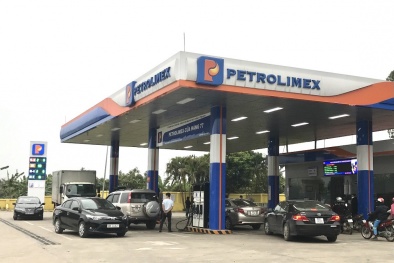 Xế hộp xếp hàng chờ mua xăng trước thời điểm điều chỉnh giá