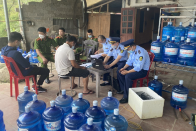 Phát hiện cơ sở sản xuất nước tinh khiết giả mạo nhiều nhãn hiệu, rượu không rõ nguồn gốc