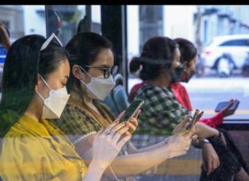 Giá xăng tăng phi mã, cư dân Vinhomes Grand Park thảnh thơi đi làm bằng xe VinBus